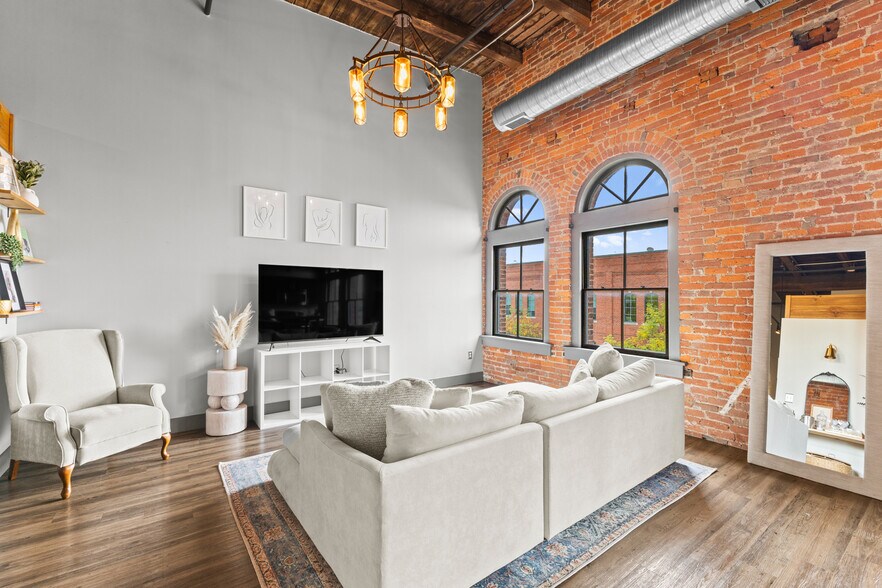 Building Photo - 570 S Front St