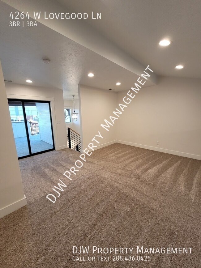 Building Photo - Remarkable Townhome Located in SpurWing He...