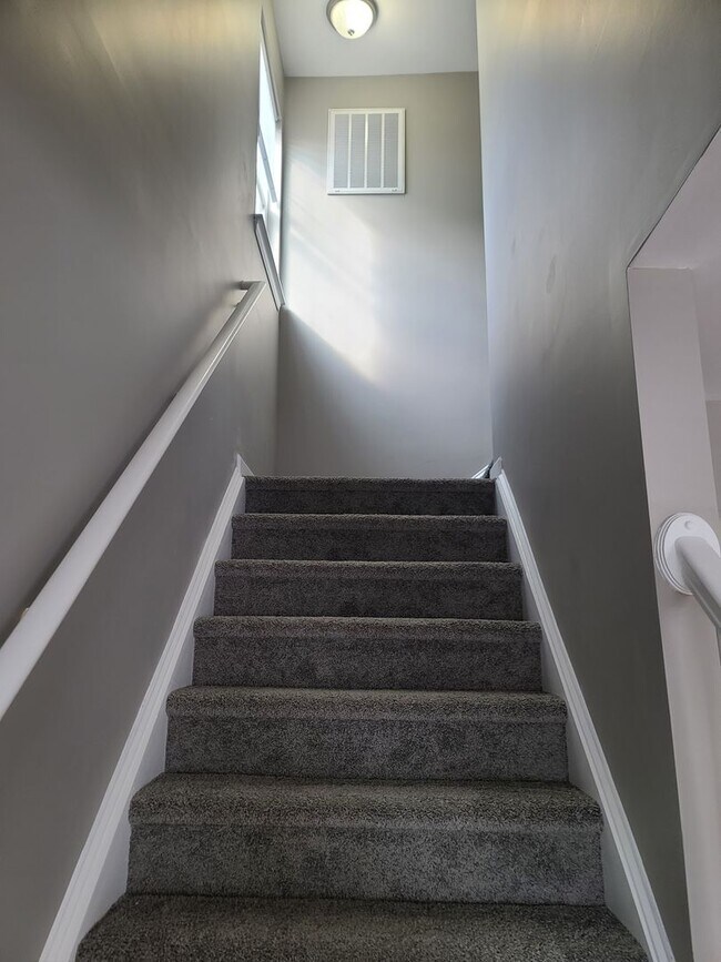 Building Photo - 3 Bedroom 2 1/2 bath townhouse in Waynesbo...