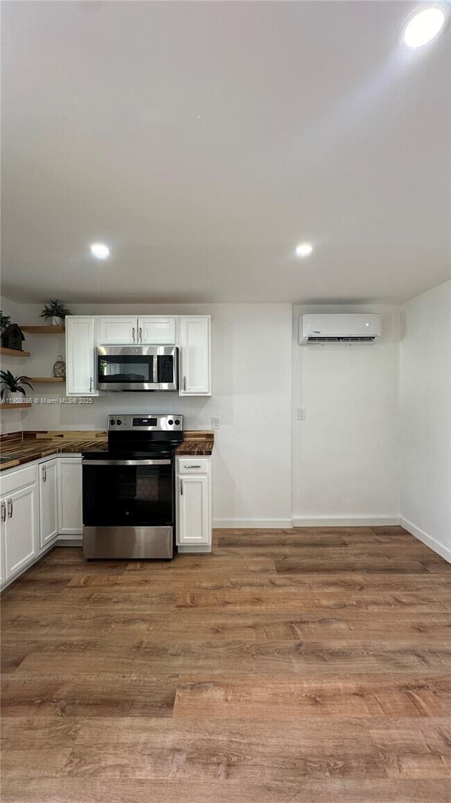 Building Photo - 685 W 35th St