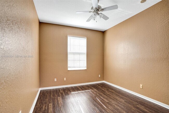 Building Photo - 2057 SE Avon Park Dr