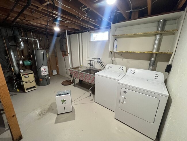 Building Photo - AVAILABLE JUNE 2025! HUGE 5 Bedroom, 2 Bath Home by UMD!