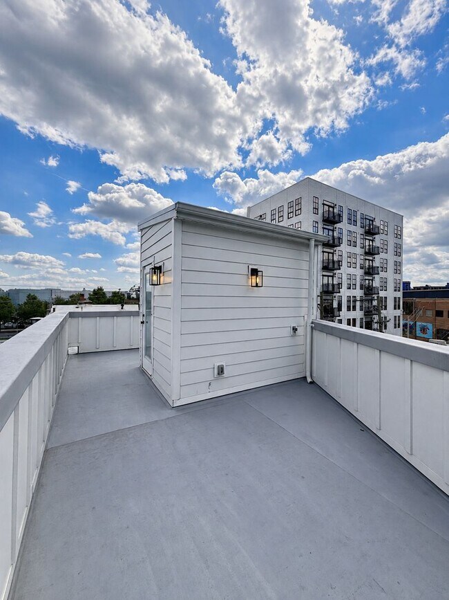 Building Photo - 117 E Allen St
