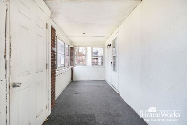 Building Photo - 415 E Broadway St