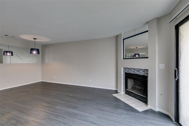 Building Photo - 810 N Sloan Ln