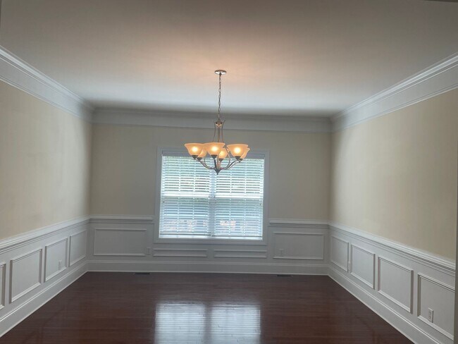 Building Photo - Outstanding Five Bedroom Three Full Bathro...