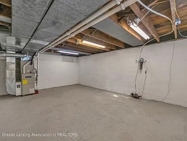 Building Photo - Move-In Ready 3 Bed, 2 Bath in Lansing (Section 8 Approved)