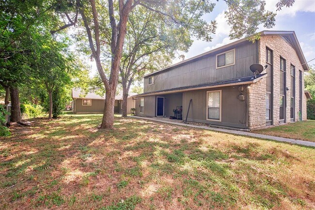 Building Photo - 200 Concho St