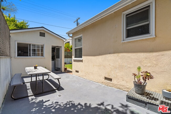 Building Photo - 2421 Cloy Ave