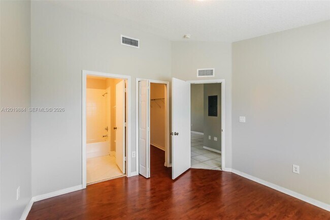 Building Photo - 925 NE 34th Ave