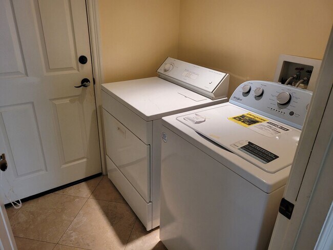 Building Photo - Beautiful Upgraded 6 Bedroom 3 Bathroom Ho...