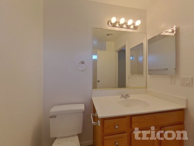 Building Photo - 4873 E Rousay Dr