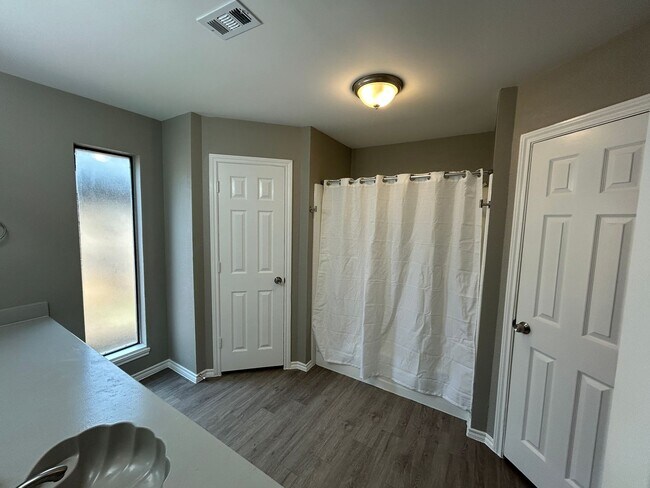 Building Photo - 2218 Parkside Dr