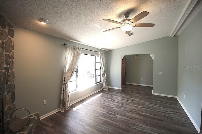 Building Photo - 33 Felter Ln