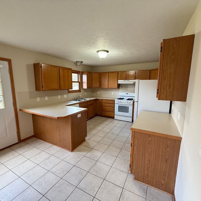 Building Photo - Large 3 bedroom duplex - move in ready!