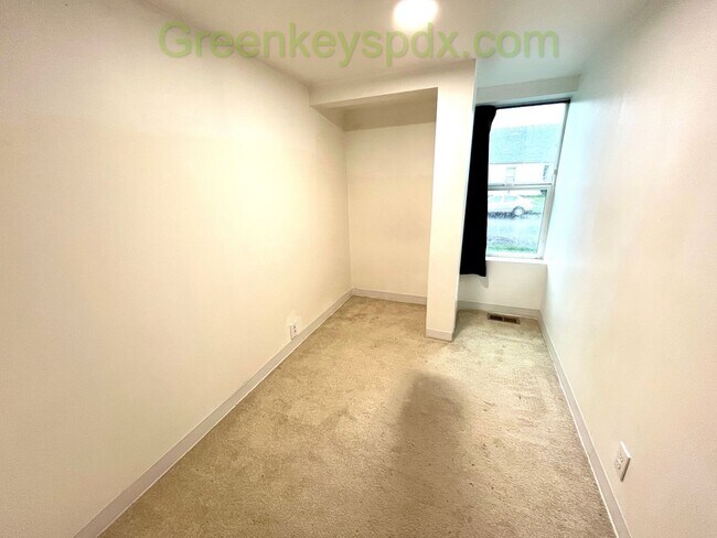 Building Photo - 2-Bedroom, 1-Bathroom Unit Available in Multiplex Near Downtown Hillsboro