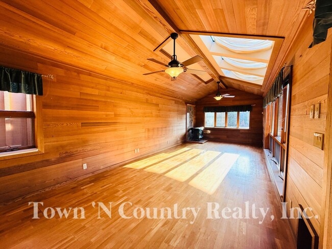 Building Photo - Charming 2BR/1BA Home in Maple Park – Full...