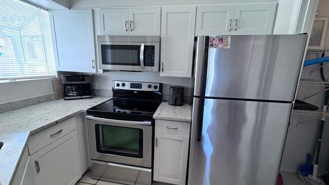 Building Photo - Fully Furnished 1BR/1BA Condo Just 3 Block...