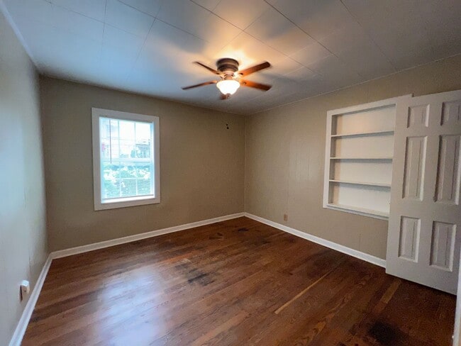 Building Photo - Available Mid-May 4 Bedroom / 1.5 Bathroom for Rent