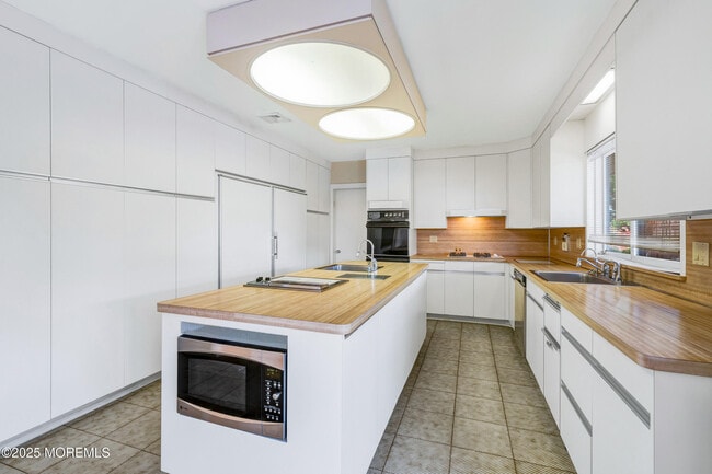 Building Photo - 19 Parker Ave