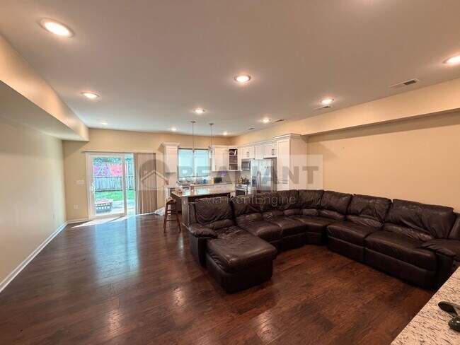 Building Photo - 438 Kenton St