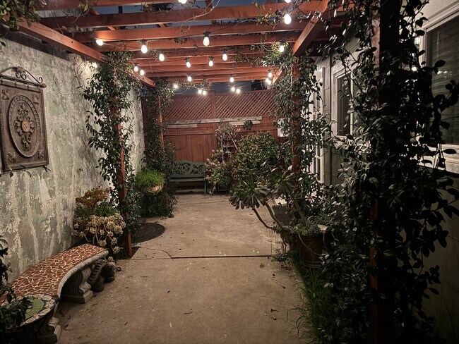 Building Photo - 2511 Arizona Ave