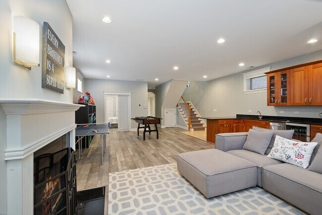 Building Photo - 3814 N Greenview Ave