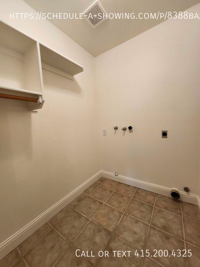 Building Photo - Beautifully renovated 3-bedroom, 2-bath ho...