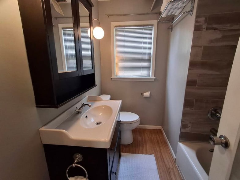 Building Photo - 869 Arkwright St N