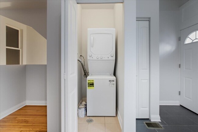 Building Photo - 2341 W Montana St