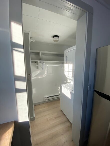 pantry/laundry - 454 Kenwood Ave