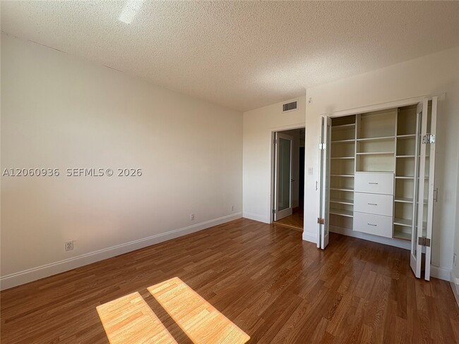 Building Photo - 10140 W Bay Harbor Dr