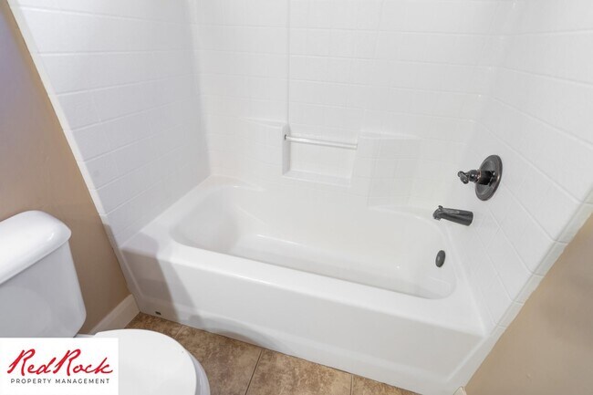 Building Photo - Dog Friendly, Pleasant 4 Bedroom, 2.5 Bathroom Townhome