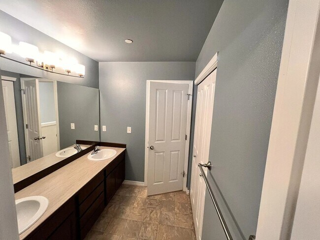 Building Photo - Beautiful Spacious 4bd 2bath Available Oct...
