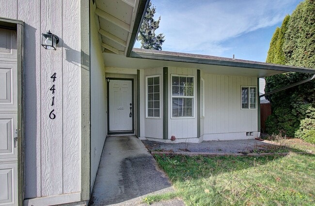 Building Photo - This one level charmer won't last long! 3 bedrooms, 2 baths, fully fenced yard, pets welcome!