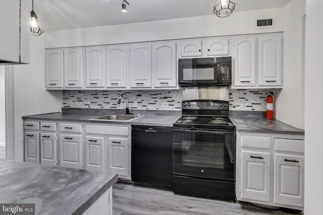 Building Photo - 1001 26th St NW