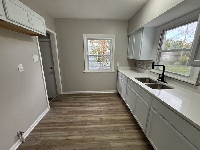 Building Photo - Charming 4-bed home in Gary!