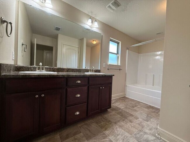 Building Photo - Pensacola - Weatherstone - 4 bedroom, 2.5 ...