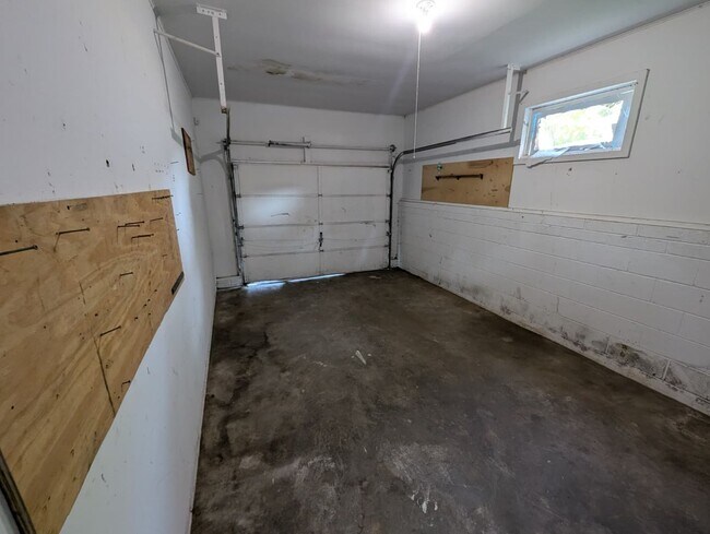 Building Photo - 5412 Anah St