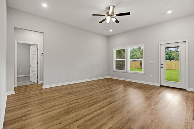 Building Photo - New 4 Bedroom in CRESTVIEW!!