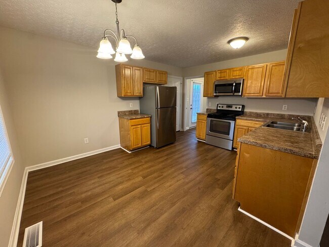 Building Photo - Spacious 3 bedroom, two bathroom home close to GM, Magna and Industrial Park