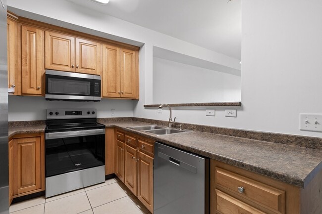 Building Photo - 3-bedroom 2-bathroom townhome now availabl...