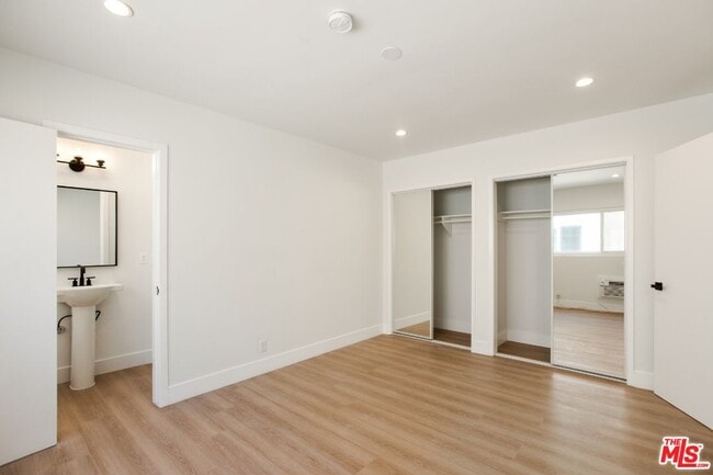 Building Photo - 352 S Doheny Dr