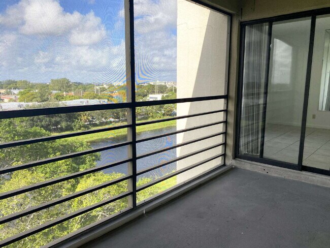 Building Photo - Cypress Bend Top Floor Private Corner 2/2 Available Now!