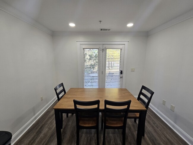 Building Photo - 490 S Barnett Shoals Rd