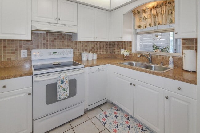 Building Photo - Beach Manor Villas Annual Condo for Rent