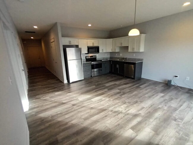 Building Photo - 1231 W Rangeview Cir