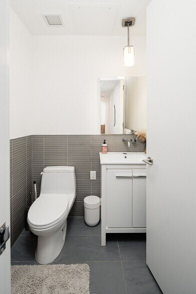 Building Photo - 52 Maiden Ln