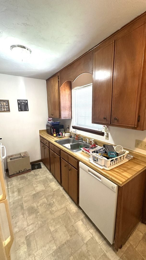 Building Photo - NORTHEAST HIDDEN GEM! 2/1 Townhome w/ Fenc...