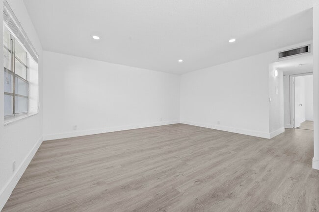 Building Photo - 511 Flanders K